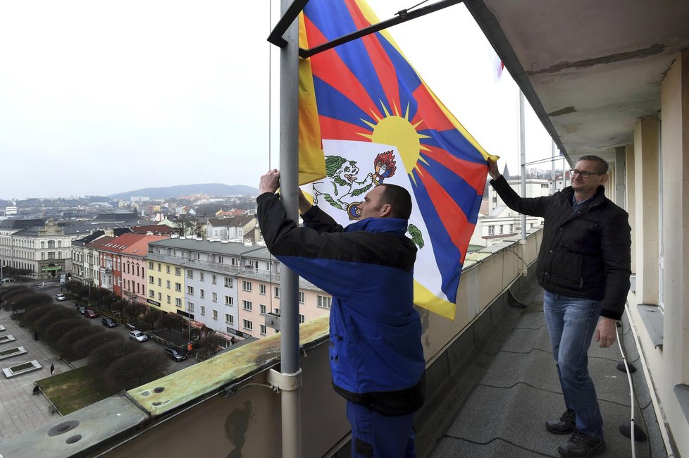 Vztyčení tibetské vlajky na sídle ústeckého magistrátu.