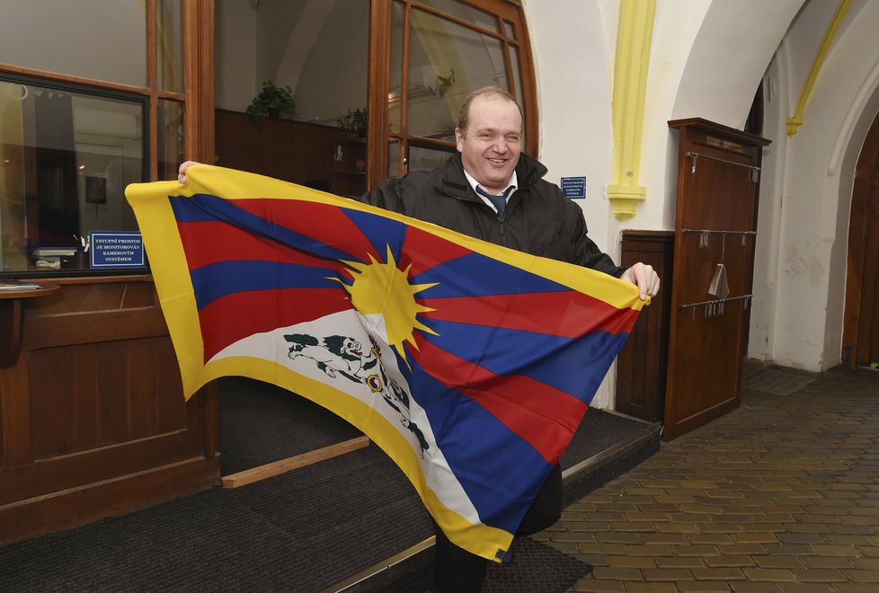 Také zaměstnanci olomouckého magistrátu vyvěsili 10. března na budově radnice na Horním náměstí vlajku Tibetu