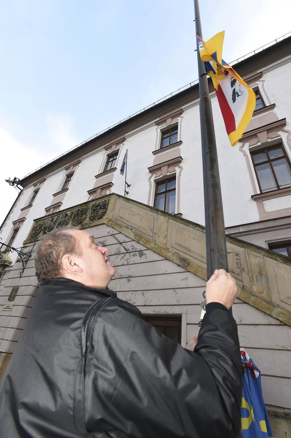 Také zaměstnanci olomouckého magistrátu vyvěsili 10. března na budově radnice na Horním náměstí vlajku Tibetu.