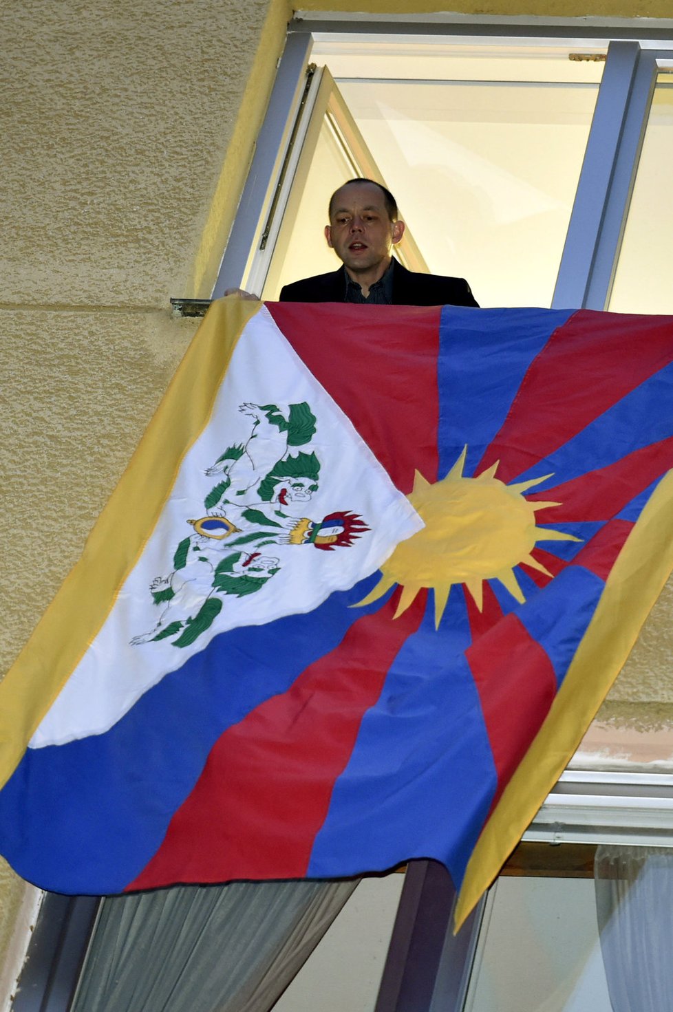 Karlovarský primátor Petr Kulhánek vyvěsil 10. března z okna své úřadovny tibetskou vlajku.