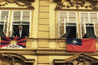 Poslanci uctili mrtvé mnichy: Kalousek pózoval v okně s vlajkou Tibetu