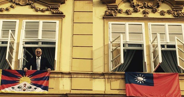 Poslanci uctili mrtvé mnichy: Kalousek pózoval v okně s vlajkou Tibetu