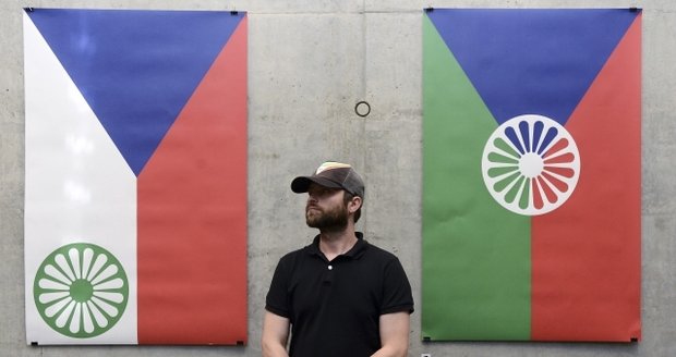 Umělec Tomáš Rafa navrhl česko-romskou vlajku, teď mu za to hrozí pokuta
