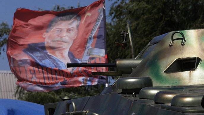 Vlajka se sovětským diktátorem Stalinem u proruských separatistů