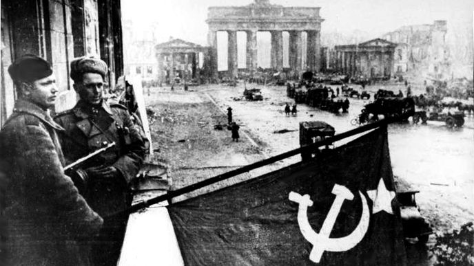 Vlajka SSSR vlající před Braniborskou bránou