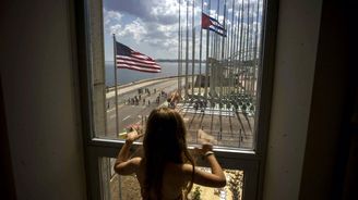 Po více než půl století vlaje na Kubě americká vlajka