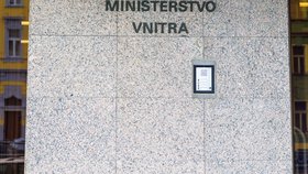 Ukrajinská vlajka na ministerstvu vnitra (24. 6. 2026)