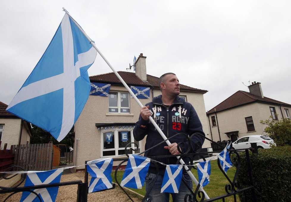 Aktivista se skotskou vlajkou. 