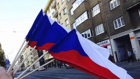K oslavám 17. listopadu rozdává Praha 7 zdarma vlajky.