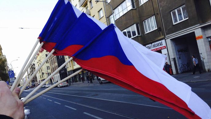 K oslavám 17. listopadu rozdává Praha 7 zdarma vlajky.