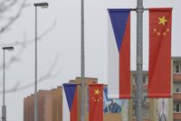 Pražané „cupují“ čínskou výzdobu. „Raději ukázat tibetskou vlajku,“ míní Zdeňka