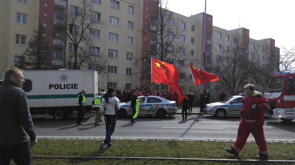 Čínské vlajky v Evropské ulici