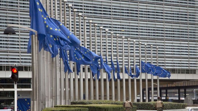Vlajky EU na půl žerdi