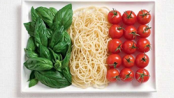 Itálie – bazalka, těstoviny, rajčata