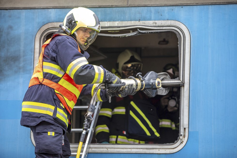 Cvičení na odstavném nádraží Praha jih, při kterém si složky IZS trénovaly koordinaci náročného zásahu během vlakového neštěstí.