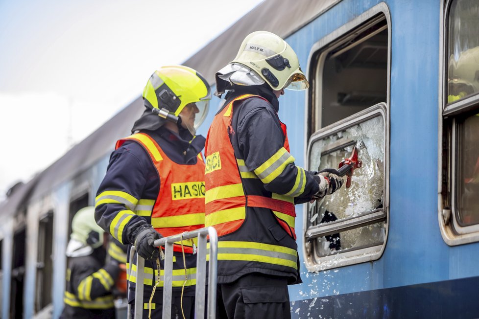 Cvičení na odstavném nádraží Praha jih, při kterém si složky IZS trénovaly koordinaci náročného zásahu během vlakového neštěstí.