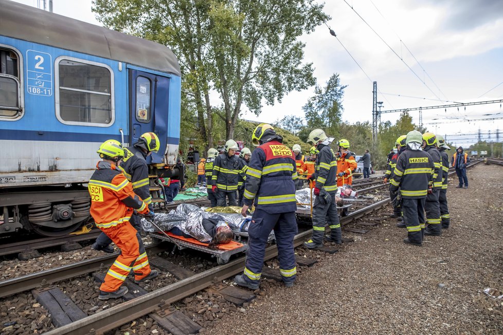 Cvičení na odstavném nádraží Praha jih, při kterém si složky IZS trénovaly koordinaci náročného zásahu během vlakového neštěstí.