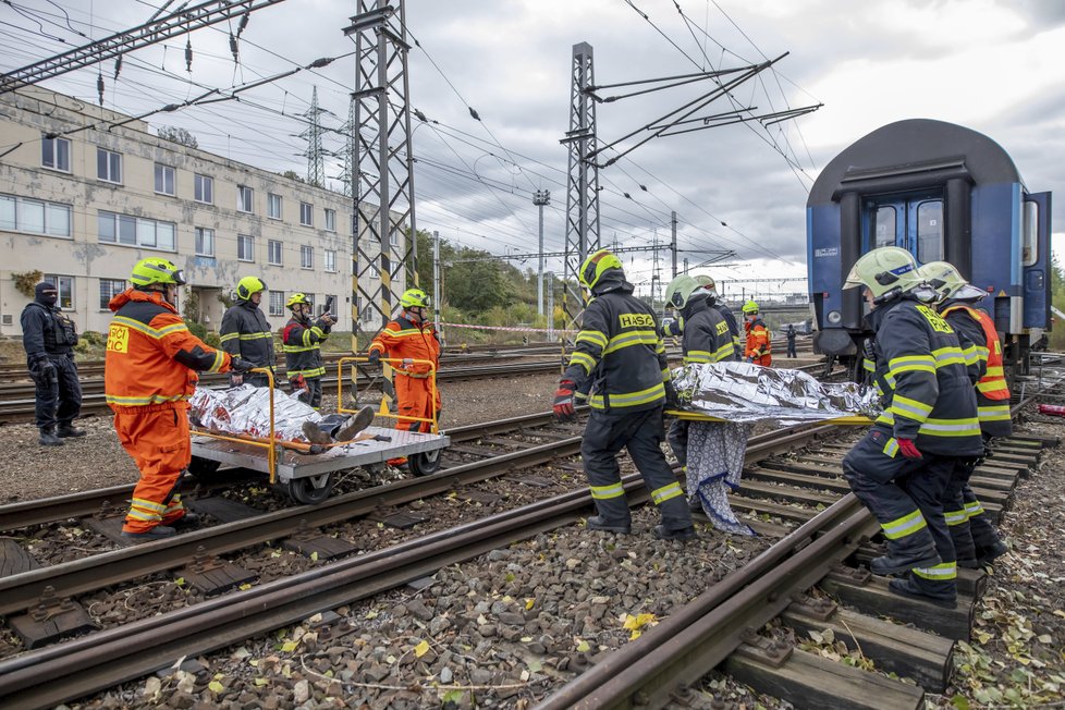 Cvičení na odstavném nádraží Praha jih, při kterém si složky IZS trénovaly koordinaci náročného zásahu během vlakového neštěstí.