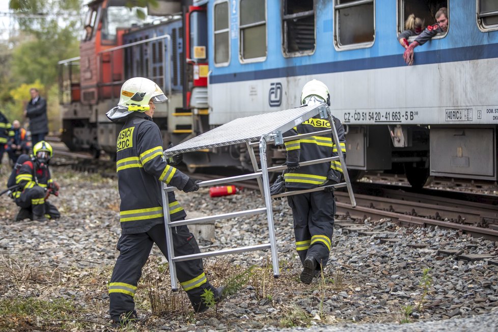 Cvičení na odstavném nádraží Praha jih, při kterém si složky IZS trénovaly koordinaci náročného zásahu během vlakového neštěstí.