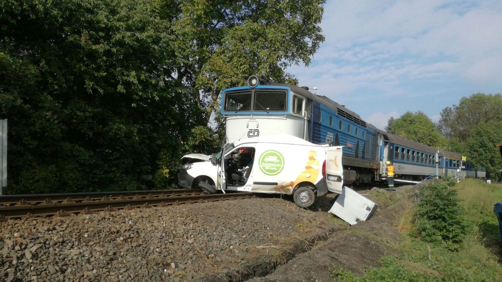 Před třemi lety na Praze 6 vlak smetl dodávku s řidičkou rozvozové služby. Skončila vážně zraněná v nemocnici