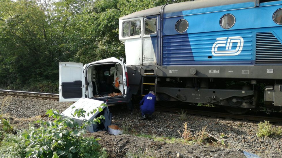 V Praze 6 došlo ke srážce vlaku a osobního auta, které řídila žena. Ta skončila v bezvědomí.