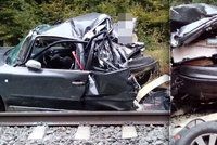 Opilec uvízl s autem na přejezdu na Olomoucku: Vlak vůz zdemoloval, řidič stačil utéct