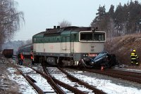 Rychlík v Krnově smetl z kolejí automobil: Dva lidé byli zraněni