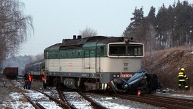 Vlak na Domažlicku srazil vůz a vykolejil: Řidič byl na místě mrtev
