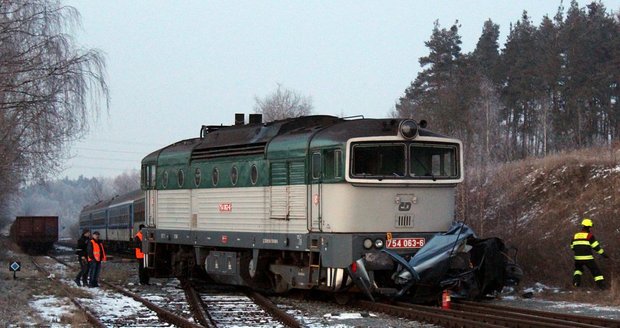 Rychlík v Krnově smetl z kolejí automobil: Dva lidé byli zraněni