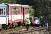 Vlak smetl na přejezdu u Lochovic osobní auto: Řidič zemřel na místě