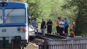 Na přejezdu u Netolic srazil vlak auto