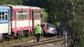 Na přejezdu u Netolic srazil vlak auto