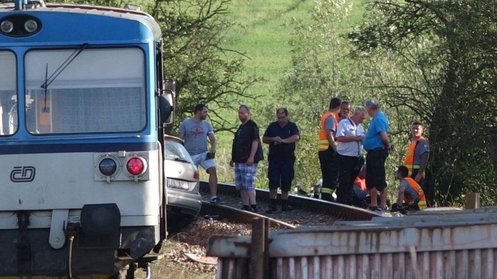 Na přejezdu u Netolic srazil vlak auto