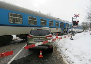 Hrozivá nehoda na přejezdu v Trutnově: Cizinec nejspíše přehlédl signalizaci a vjel na přejezd, kde do něj narazil vlak.