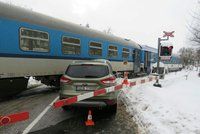 Cizinec přehlédl červenou a vjel na přejezd v Trutnově: Srazil se s vlakem
