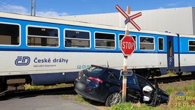 Srážka auta s vlakem na Domažlicku skončila lehkým zraněním řidiče vozu.