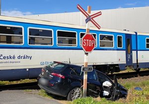 Srážka auta s vlakem na Domažlicku skončila lehkým zraněním řidiče vozu.