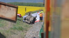 Při srážce auta s vlakem u Nýřan na Plzeňsku zemřela mladá žena a dvě děti.