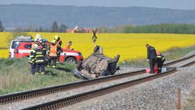 Při srážce auta s vlakem u Nýřan na Plzeňsku zemřela mladá žena a dvě děti.