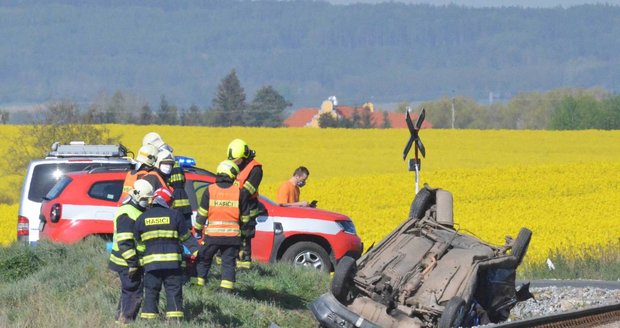 Otřesná tragédie: Při srážce vlaku s autem u Nýřan zemřely dvě děti (†5 a †17) i mladá žena