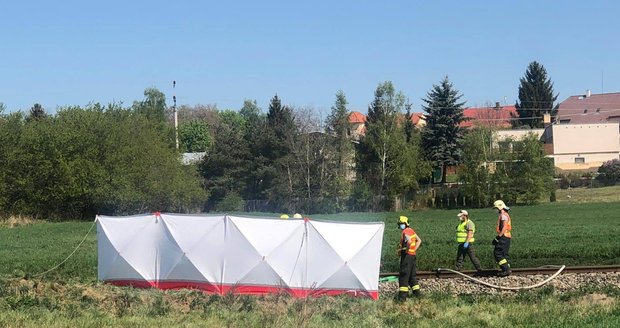 Při srážce auta s vlakem u Nýřan na Plzeňsku zemřela mladá žena a dvě děti.