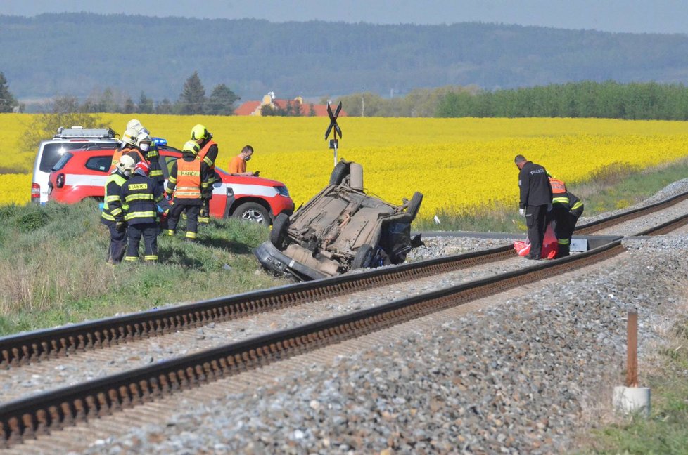 Při srážce auta s vlakem u Nýřan na Plzeňsku zemřela mladá žena a dvě děti.