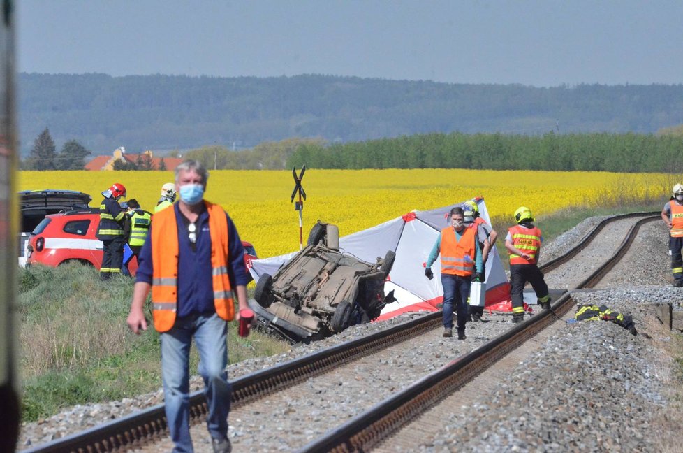 Při srážce auta s vlakem u Nýřan na Plzeňsku zemřela mladá žena a dvě děti.