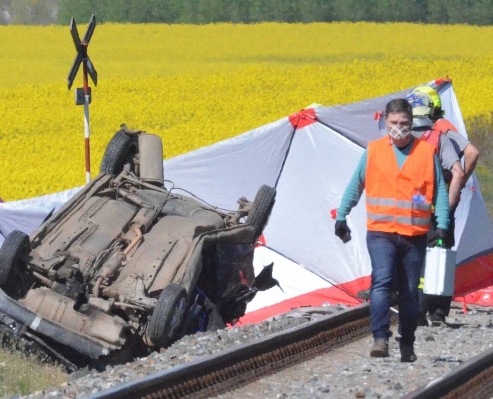 Při srážce auta s vlakem u Nýřan na Plzeňsku zemřela mladá žena a dvě děti.