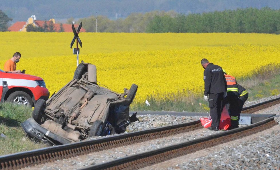 Při srážce auta s vlakem u Nýřan na Plzeňsku zemřela mladá žena a dvě děti.