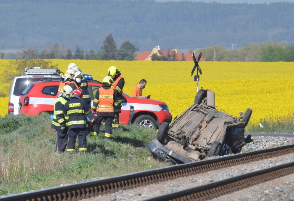 Při srážce auta s vlakem u Nýřan na Plzeňsku zemřela mladá žena a dvě děti.