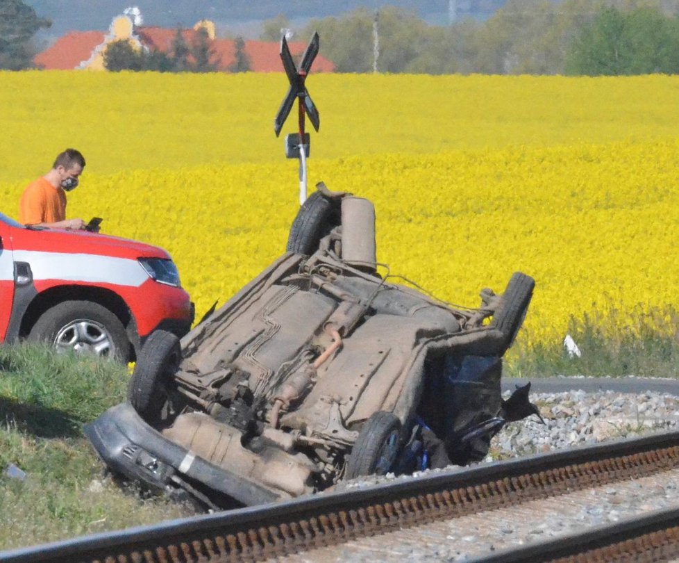 Při srážce auta s vlakem u Nýřan na Plzeňsku zemřela mladá žena a dvě děti.