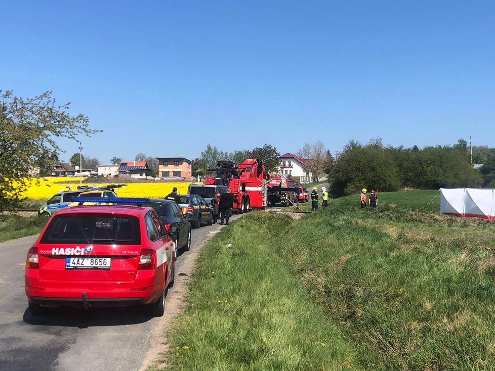 Při srážce auta s vlakem u Nýřan na Plzeňsku zemřela mladá žena a dvě děti.