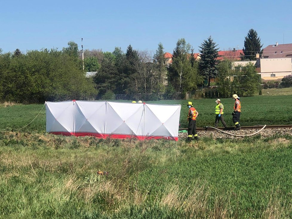 Při srážce auta s vlakem u Nýřan na Plzeňsku zemřela mladá žena a dvě děti.