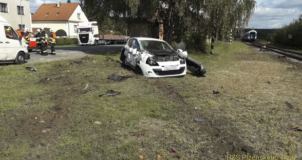 Na Domažlicku srazil rychlík auto: Řidič skončil v nemocnici, trať do Německa stála